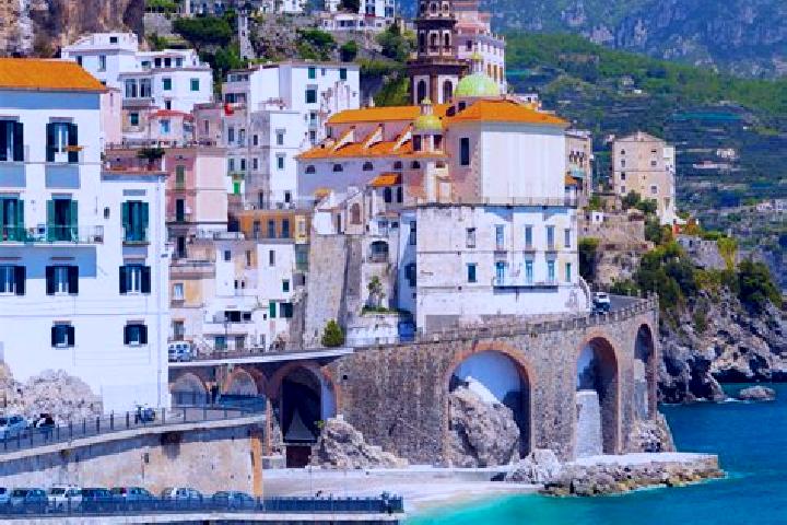 Chloe, 27 — Escort in Venas, Italy