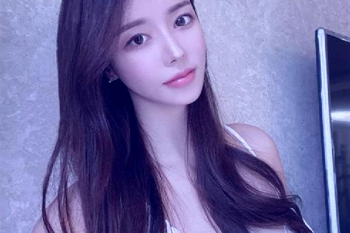 Chloe, 28 — Escort in Anwen, China