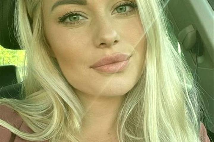 Chloe, 29, a blonde hazel-eyed ebony companion based in Maggal. Offering Couples, Erotic Massage, 69. Available for incall and outcall, day and evening dates.