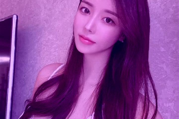 Chloe, 29 — Escort in Sruki, Indonesia