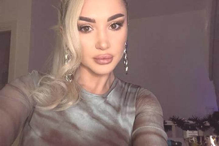 Chloe, 30, a auburn blue-eyed middle eastern companion based in Medolago. Offering Travel Companion, Party Girl, Couples, Domination. Available for incall an...