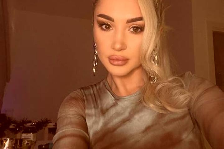 Chloe, 30, a auburn blue-eyed middle eastern companion based in Nolay. Offering Erotic Massage, Travel Companion, Dinner Date. Available for incall and outca...