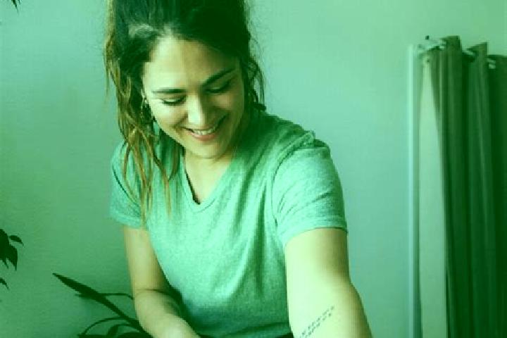 Chloe, 31, a auburn amber-eyed latina companion based in Chene-Bougeries. Offering GFE, Prostate Massage, Party Girl, Couples, Travel Companion. Available fo...