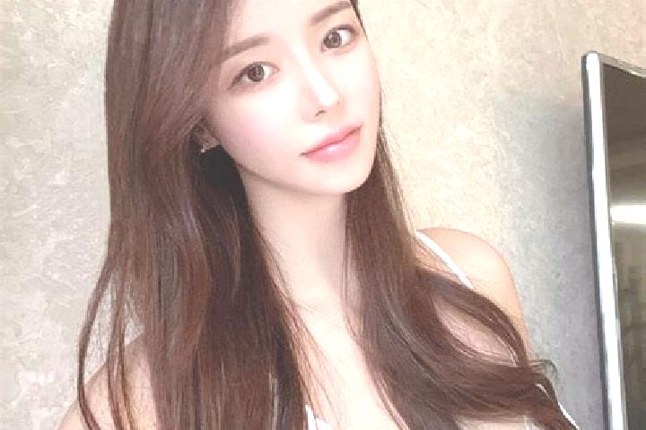 Chloe, 31 — Escort in Klapagada, Indonesia