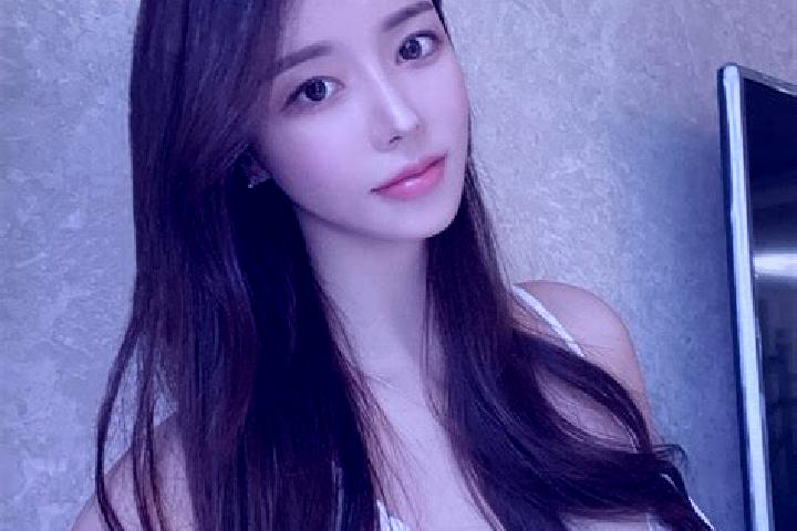 Chloe, 31 — Escort in Onewitu, Indonesia