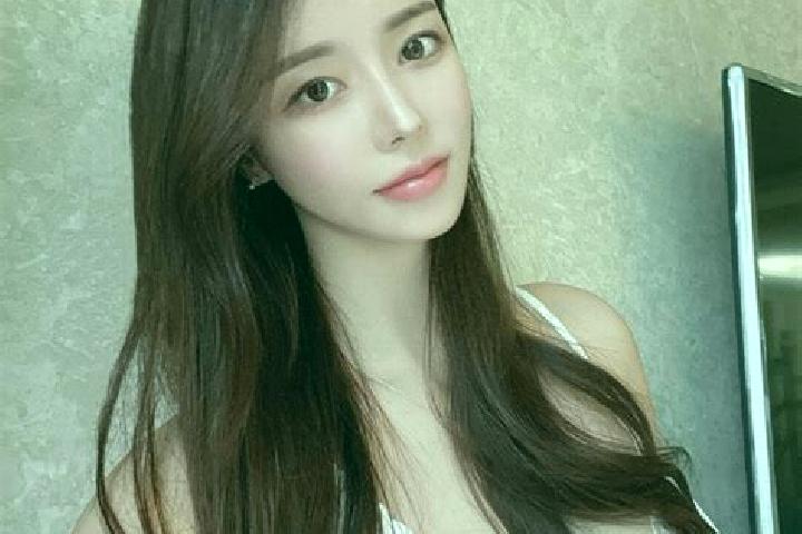 Chloe, 32 — Escort in Cigarungsang, Indonesia