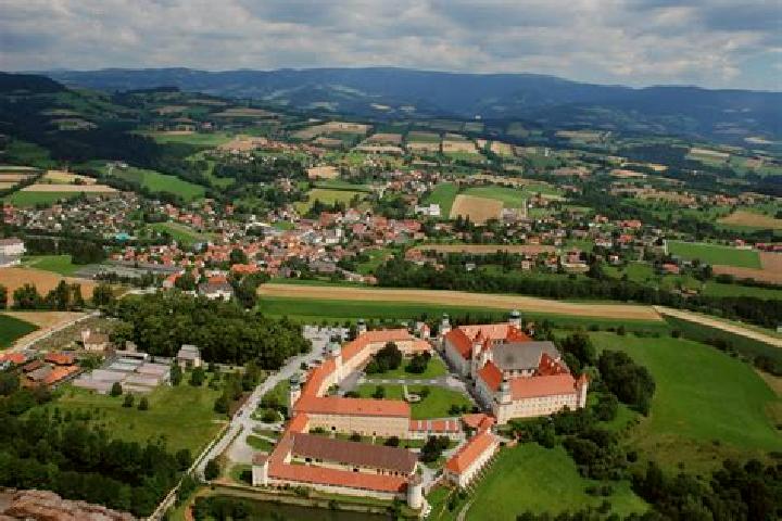 Chloe, 33, a red dark-eyed european companion based in Sankt Jakob im Walde. Offering Couples, Party Girl, Duos, Domination, Overnight. Available for incall ...