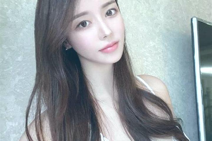 Chloe, 36 — Escort in Cileueur, Indonesia