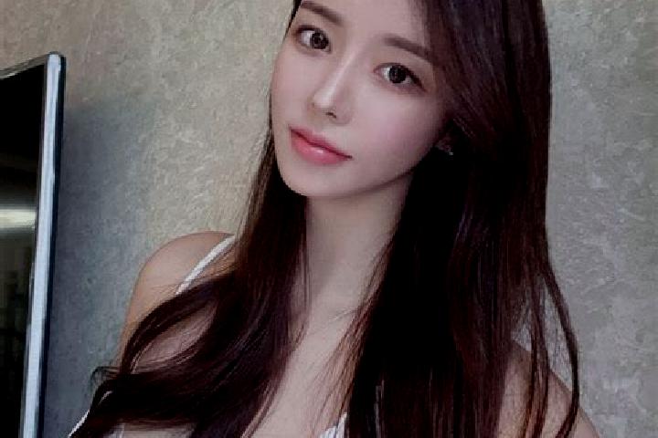 Chloe, 36 — Escort in Cinangsih Satu, Indonesia