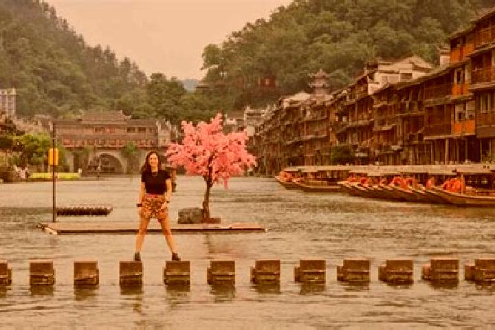 Chloe, 37 — Escort in Fenghuang, China
