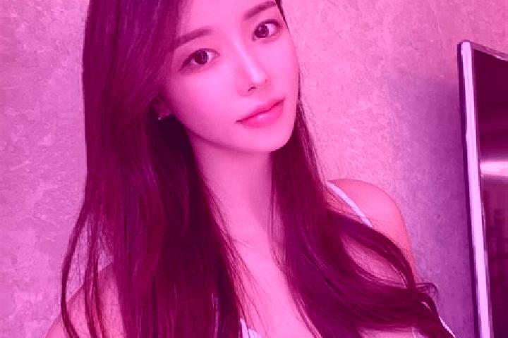 Clara, 20 — Escort in Lire, France