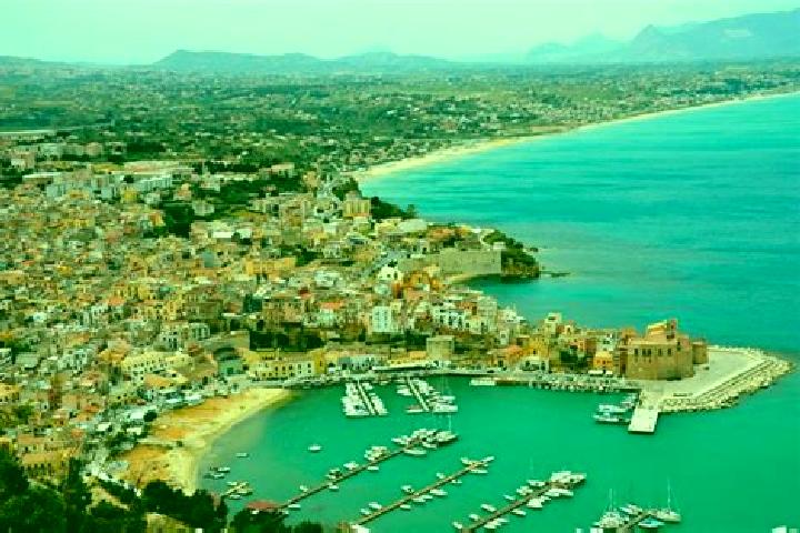 Clara, 21 — Escort in Castellammare del Golfo, Italy