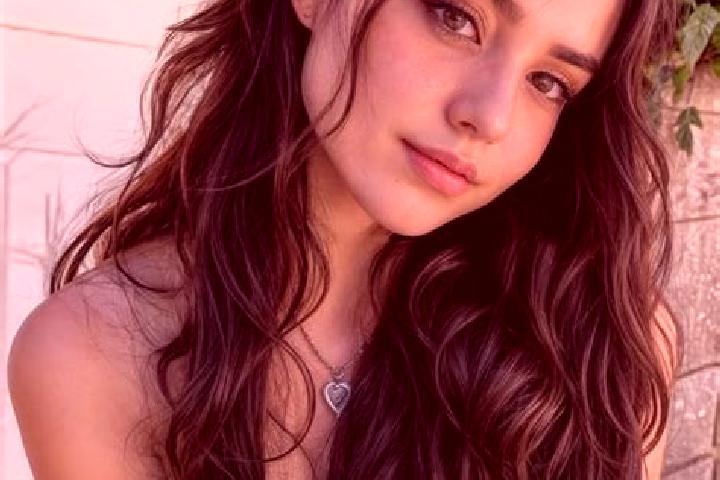 Clara, 22, a auburn hazel-eyed latina companion based in Benimodo. Offering Striptease, Deep French Kissing, Tantra, Travel Companion, Duos. Available for in...