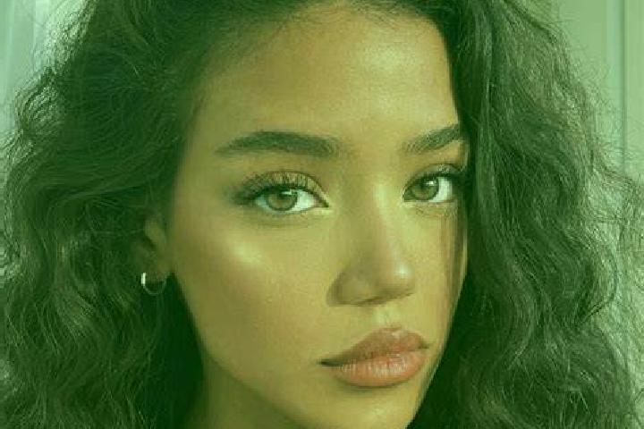 Clara, 22, a black brown-eyed european companion based in Quelneuc. Offering A-Level, Duos, Travel Companion. Available for incall and outcall, day and eveni...