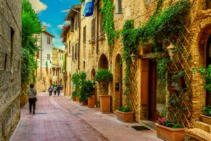 Clara, 22 — Escort in San Gimignano, Italy