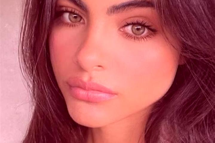 Clara, 23, a red dark-eyed european companion based in Madayikonam. Offering Duos, Overnight, Tantra, Deep French Kissing, Dinner Date. Available for incall ...
