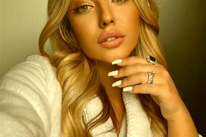 Clara, 23 — Escort in Corpadea, Romania