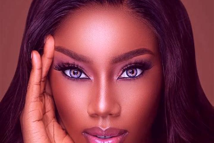 Clara, 24, a red blue-eyed ebony companion based in Callow. Offering Domination, Roleplay, Travel Companion, 69. Available for incall and outcall, overnight ...