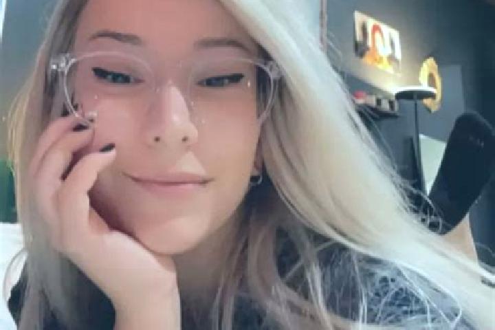 Clara, 25, a blonde grey-eyed mixed companion based in Xochihuehuetlan. Offering Domination, CIM, BDSM. Available for incall and outcall, day and evening dates.