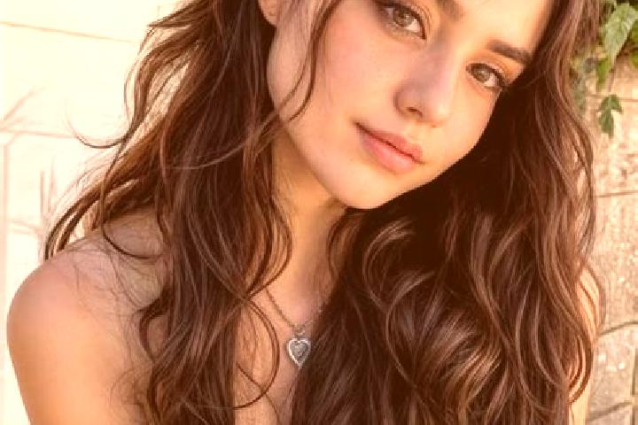 Clara, 25, a brunette hazel-eyed mediterranean companion based in Potrerillos. Offering Erotic Massage, OWO, Dinner Date, Fetish. Available for incall and ou...