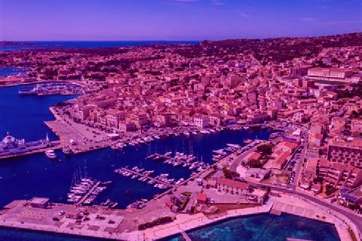 Clara, 27 — Escort in La Maddalena, Italy