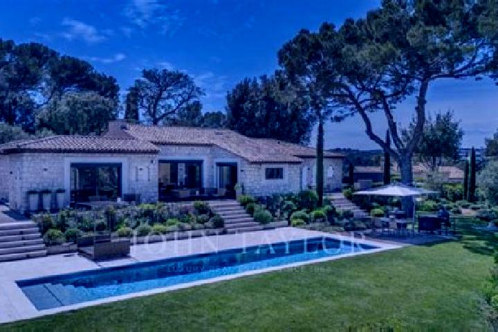 Clara, 27 — Escort in Podensac, France