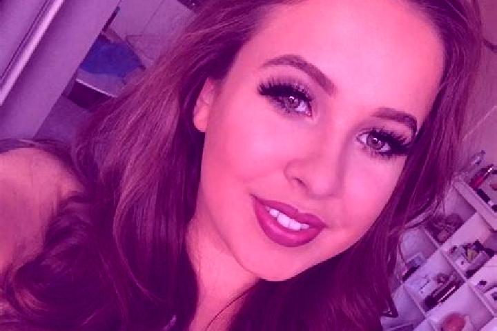 Clara, 28, a red amber-eyed middle eastern companion based in Allmersbach im Tal. Offering Erotic Massage, Girlfriend Experience. Available for incall and ou...