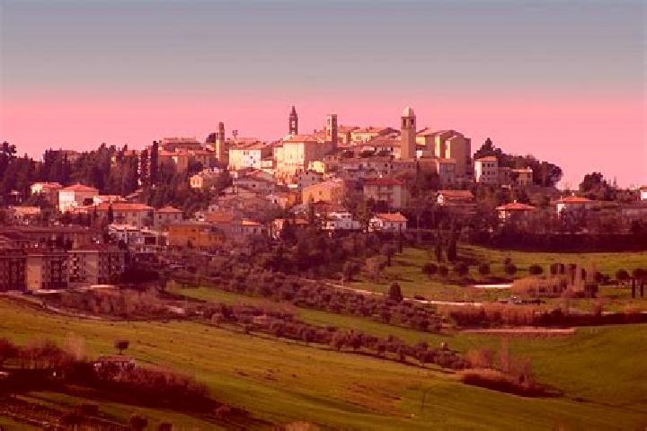 Clara, 30 — Escort in Monsano, Italy