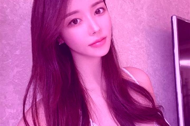 Clara, 30 — Escort in Tungoo, Indonesia