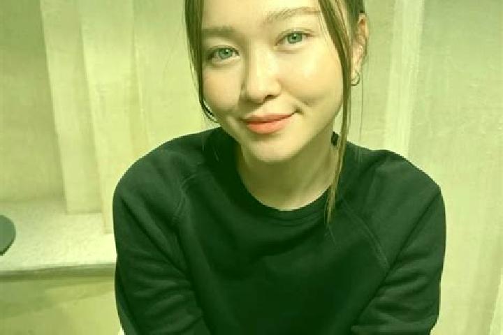 Clara, 33, a dark blonde blue-eyed asian companion based in Ponain. Offering Massage, Tantra. Available for incall and outcall, overnight bookings available.