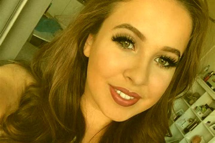 Clara, 33, a red brown-eyed mixed companion based in Gournay-en-Bray. Offering Erotic Massage, Striptease. Available for incall and outcall, overnight bookin...
