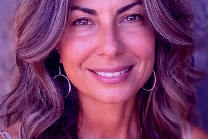 Clara, 34, a brunette grey-eyed slavic companion based in Ubajay. Offering Erotic Massage, Duos, 69. Available for incall and outcall, day and evening dates.