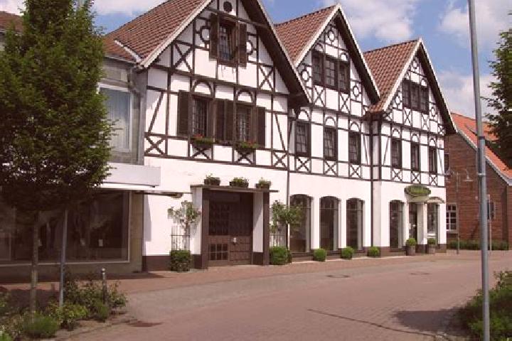 Clara, 34 — Escort in Oberlangen, Germany