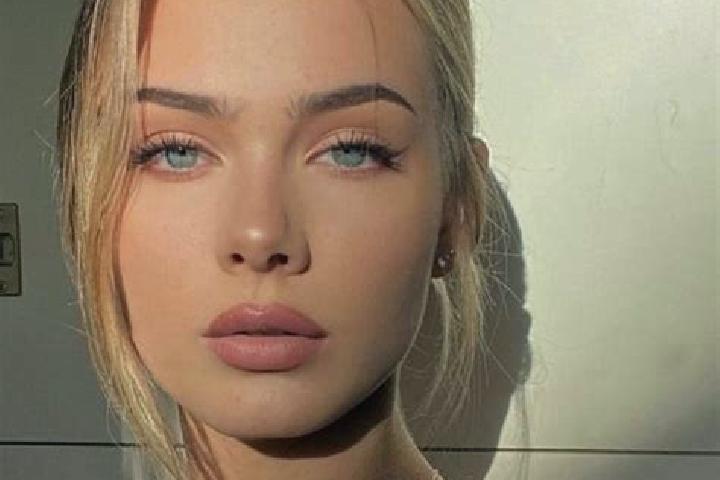 Clara, 39, a blonde dark-eyed european companion based in Greenvale. Offering Roleplay, Tantra, Massage. Available for incall and outcall, overnight bookings...