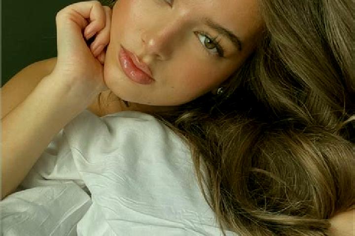 Eleanor, 21, a chestnut green-eyed latina companion based in Uerkheim. Offering Striptease, Deep French Kissing, Massage. Available for incall and outcall, o...