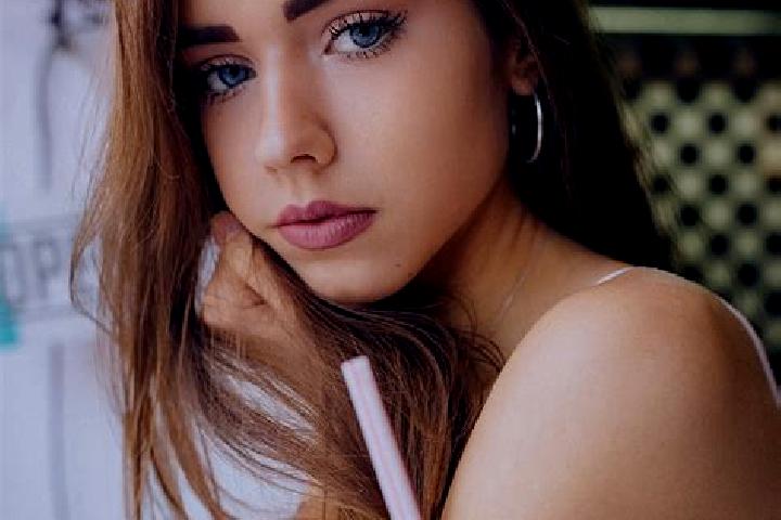 Eleanor, 21 — Escort in Chagey, France