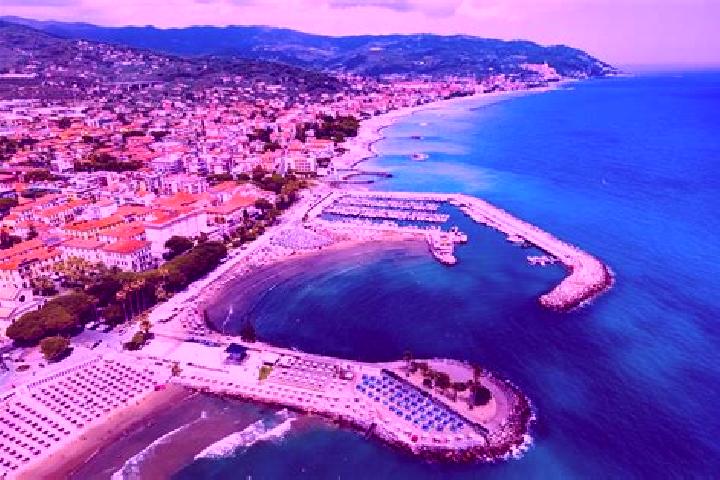 Eleanor, 21 — Escort in Diano Castello, Italy