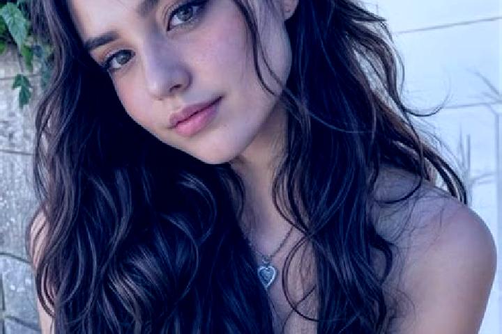 Eleanor, 23, a auburn hazel-eyed european companion based in Tasajillo. Offering Striptease, Party Girl, Fetish, Dinner Date. Available for incall and outcal...