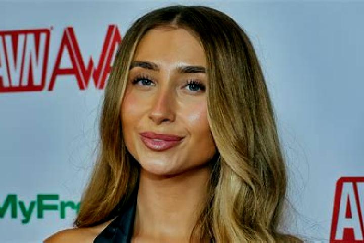 Eleanor, 23 — Escort in Latille, France