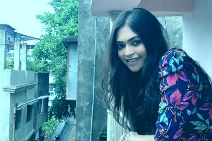 Eleanor, 23 — Escort in Sainthia, India