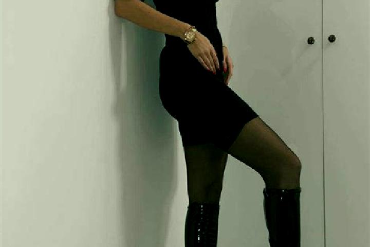 Eleanor, 25, a red blue-eyed ebony companion based in Lombardia. Offering Striptease, GFE, Prostate Massage, Tantra. Available for incall and outcall, overni...
