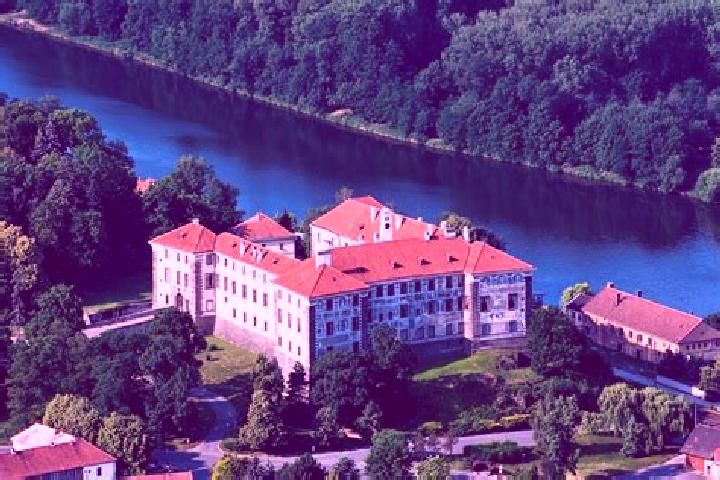Eleanor, 25 — Escort in Nelahozeves, Czech Republic