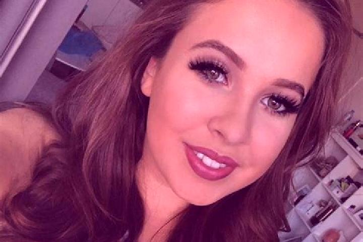 Eleanor, 26, a auburn amber-eyed middle eastern companion based in Graus. Offering Duos, Party Girl, Girlfriend Experience, 69. Available for incall and outc...