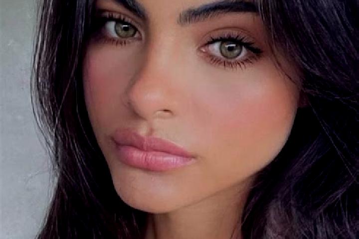 Eleanor, 26, a black hazel-eyed caucasian companion based in Vladila. Offering Dinner Date, Duos, Overnight. Available for incall and outcall, day and evenin...