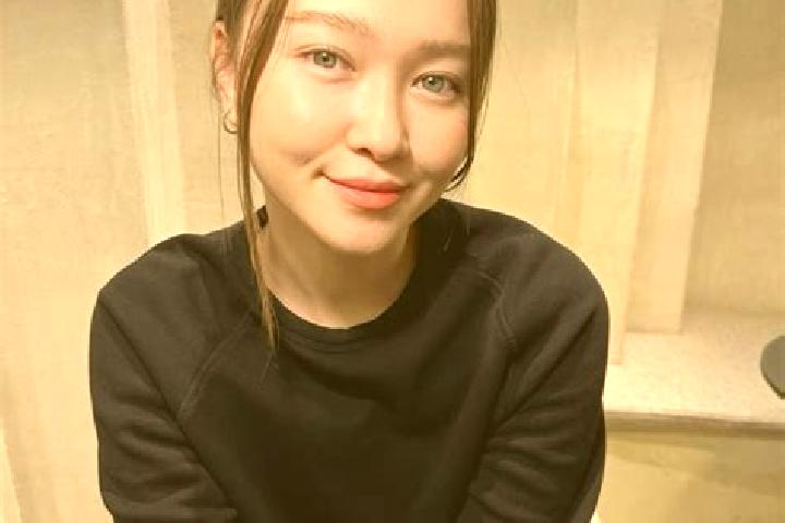 Eleanor, 31, a dark blonde blue-eyed asian companion based in Felsotag. Offering Erotic Massage, 69. Available for incall and outcall, overnight bookings ava...
