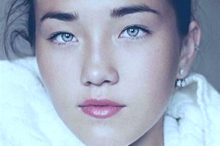 Eleanor, 32, a brunette grey-eyed caucasian companion based in La Fe. Offering 69, GFE, Overnight. Available for incall and outcall, day and evening dates.