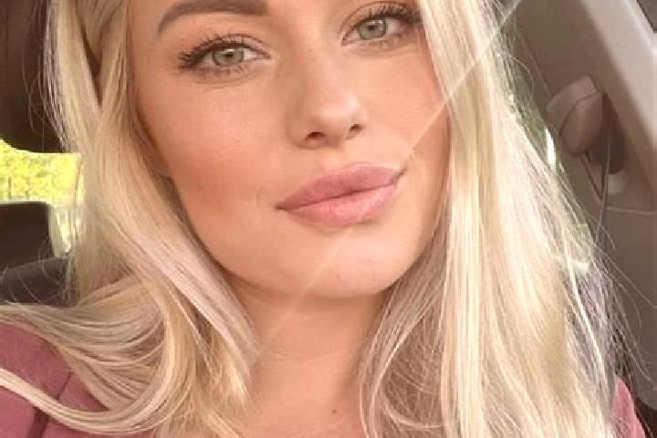 Eleanor, 33, a blonde hazel-eyed latina companion based in Lower King. Offering Fetish, Overnight, A-Level, Deep French Kissing. Available for incall and out...