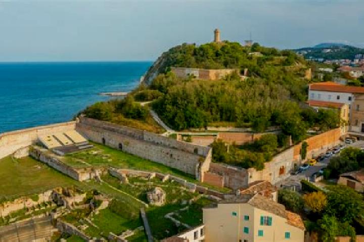 Eleanor, 33 — Escort in Palaia, Italy