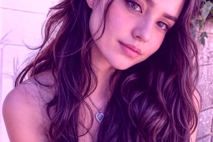 Elizabeth, 20, a auburn hazel-eyed mixed companion based in El Tabacal. Offering GFE, Massage, CIM, BDSM. Available for incall and outcall, overnight booking...