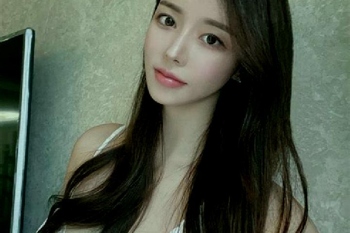 Elizabeth, 21 — Escort in Duocai, China